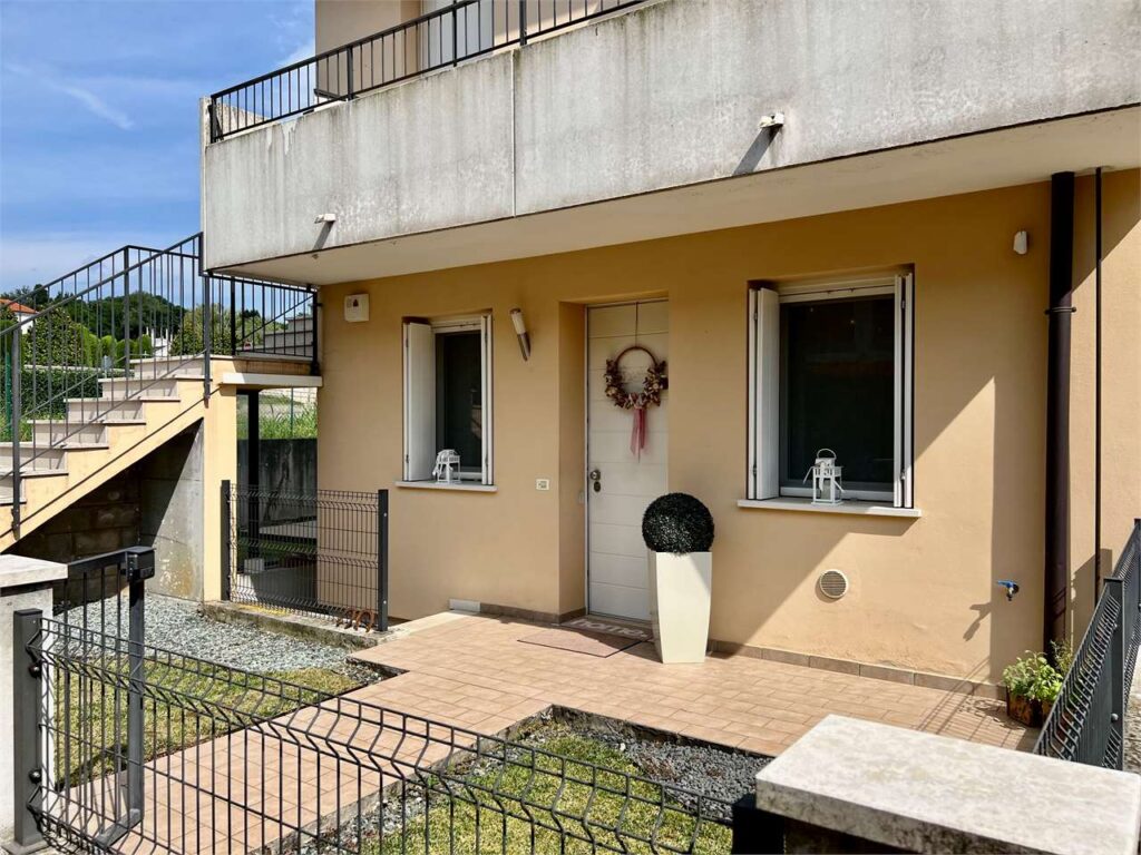 Bicamere al piano terra con ampio terrazzo, giardino e garage doppio a Carrè