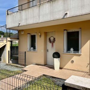 Bicamere al piano terra con ampio terrazzo, giardino e garage doppio a Carrè Bicamere al piano terra con ampio terrazzo, giardino e garage doppio a Carrè