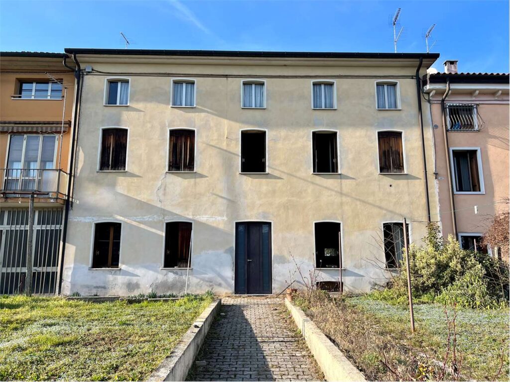 Palazzetto in centro da ristrutturare